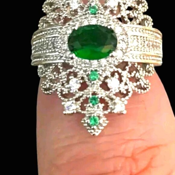 Elegant Silver Emerald Gemstone Ring size 8 - Picture 2 of 8